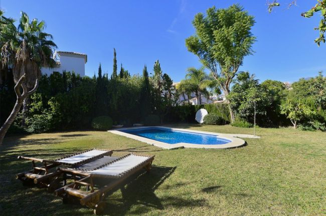 Villa til salgs i Las Brisas, Nueva Andalucia