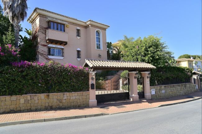 Beautiful 4 bedrooms villa in Las Brisas, Nueva Andalucia, Marbella.