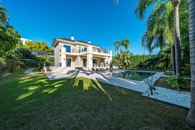 Stunning Villa for Sale in the Prestigious Los Flamingos Residential Area
