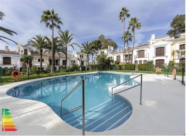 Delvis frittstående villa for korttidsleie i Bahia de la Plata, Estepona Øst