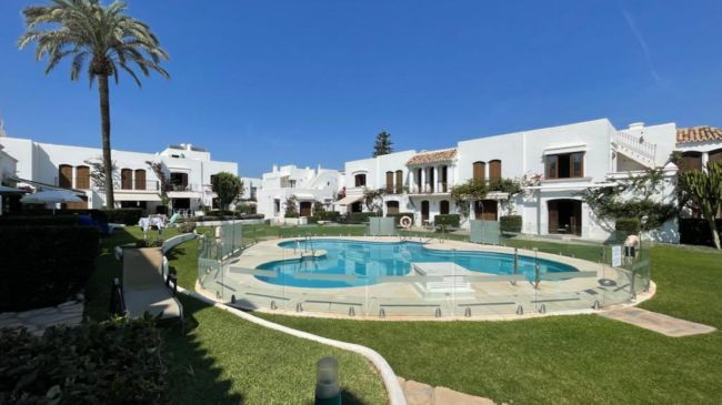 Delvis frittstående hus til salgs i Villacana, Estepona Øst