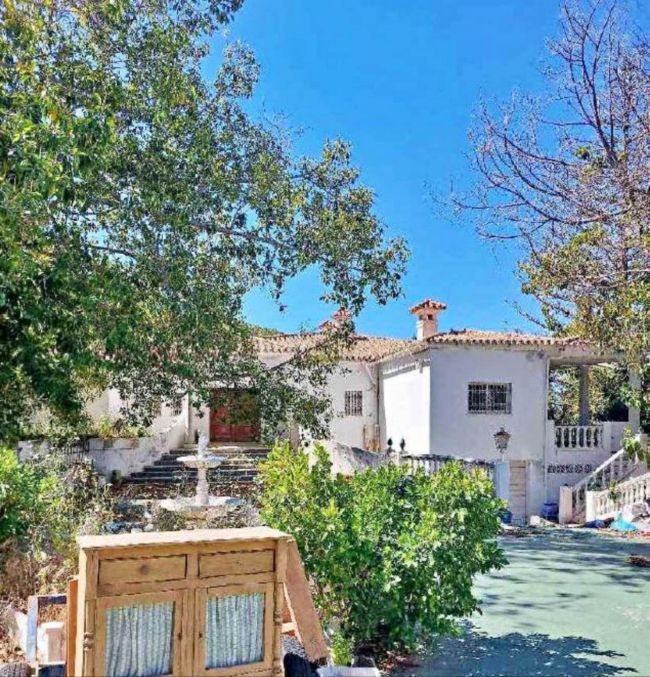 Grand plot on Marbella's Golden Mile set for renovation.