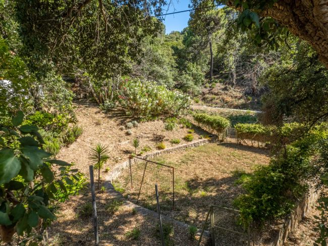 Sjarmerende og pittoresk landsted med svømmebasseng, som ligger nær landsbyen Casares.