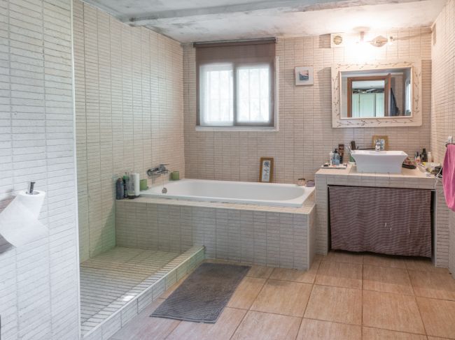 Sjarmerende og pittoresk landsted med svømmebasseng, som ligger nær landsbyen Casares.