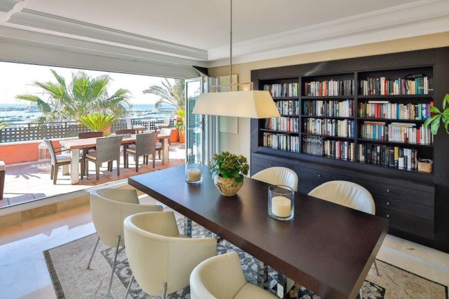 Luxuriöses Penthouse mit atemberaubendem Blick auf den Yachthafen und das Meer in Sotogrande