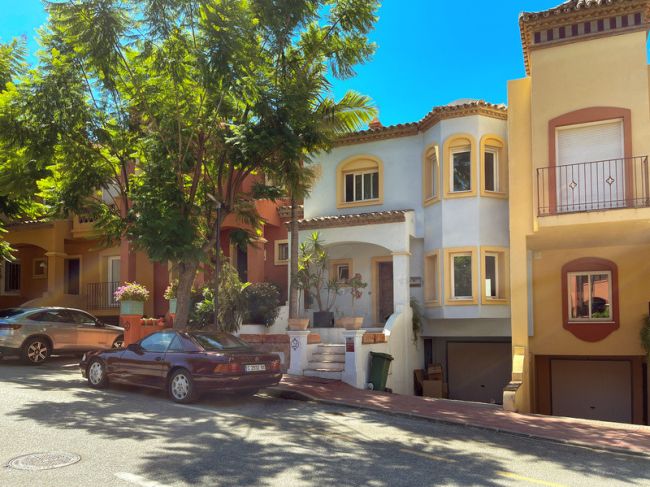 Radhus till salu i La Alzambra, Nueva Andalucia