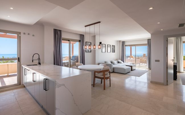 Spectacular one level penthouse with panoramic sea views in Hacienda del Señorío de Cifuentes, Benahavís