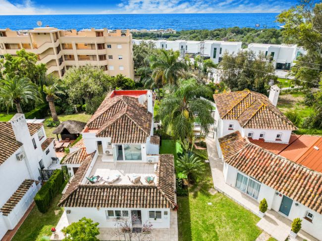 Wunderschöne Villa mit vier Schlafzimmern in einer kleinen Wohnanlage von Calahonda, Mijas Costa mit Gästewohnung