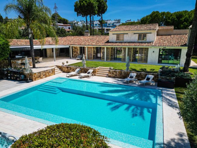 Exquisite villa fully renovated to high standards set on an extensive plot in Río Real, East Marbella