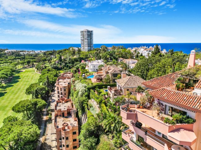 Impressive four-bedroom duplex penthouse in Vista Golf, Rio Real; with panoramic sea views