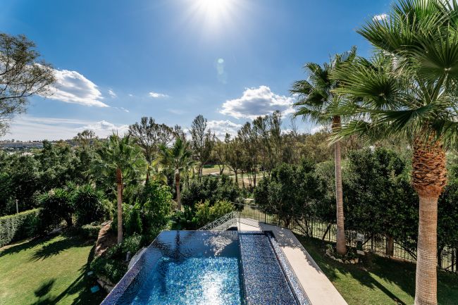 Villa til salgs i Los Naranjos, Nueva Andalucia