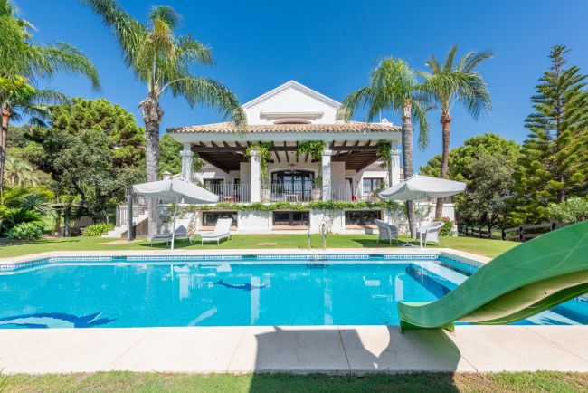 Wunderschöne Villa in La Zagaleta, mit Meerblick und einem Innenpool und SPA!