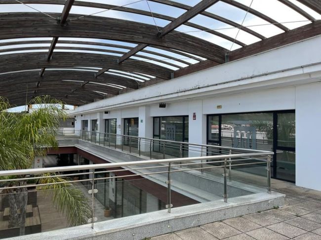 Renovierte und sofort bezugsfertige Gewerbeeinheit in Sotomarket, Sotogrande zu verkaufen