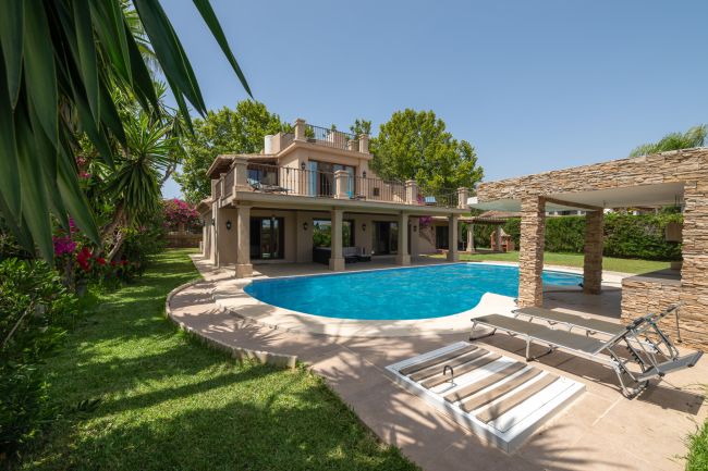 Luxuriöse Villa an der Golden Mile in Marbella mit privatem Pool und großzügigem Grundstück