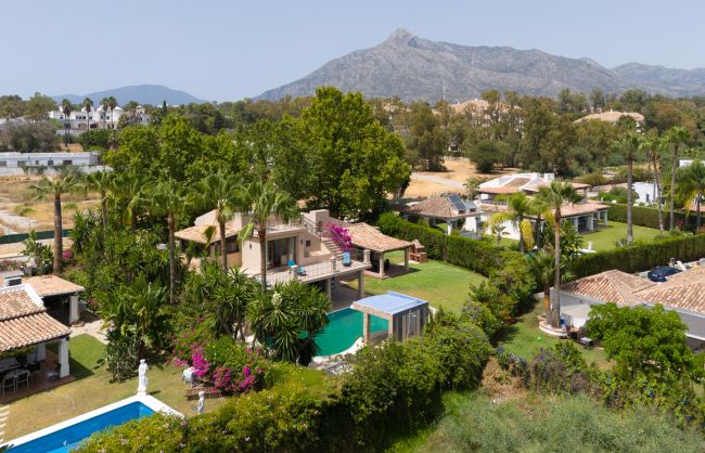 Denne private villaen, som ligger i hjertet av den prestisjefylte Golden Mile, tilbyr en sjelden kombinasjon av luksus og bekvemmelighet