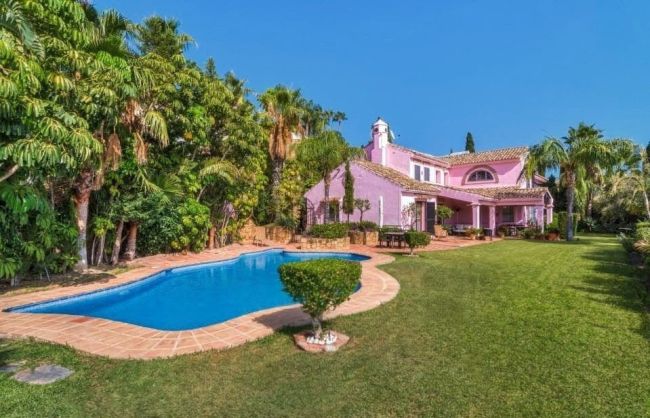 Sjarmerende fem-roms villa i andalusisk stil i det inngjerdede samfunnet Puerto de Los Almendros, Benahavis med gjesteleilighet