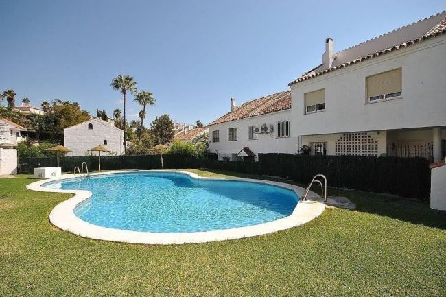 Elegantes Stadthaus in El Capricho, Marbella Golden Mile