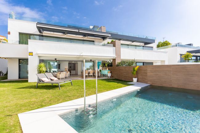 Exklusive Wohnung mit privatem Garten und Pool und Meerblick in Artola-Cabopino-Marbella Ost