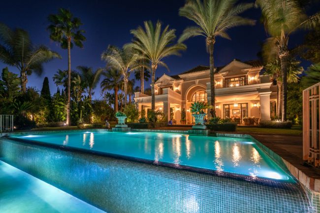 Exclusive Masterpiece - A One of a Kind Luxury Mansion in Prestigious Guadalmina Baja - Marbella