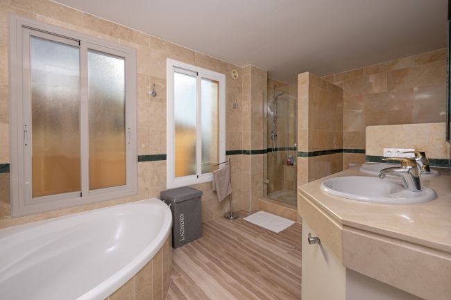 Luksuriøs Duplex Penthouse i Elviria med panorama 360° Terrasse og Prime Beliggenhet