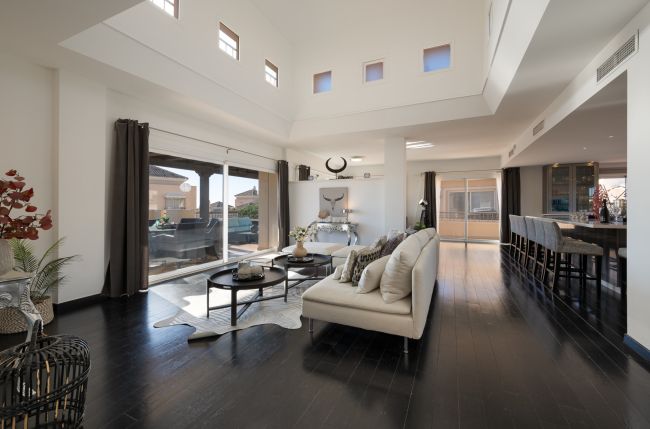 Luksuriøs Duplex Penthouse i Elviria med panorama 360° Terrasse og Prime Beliggenhet