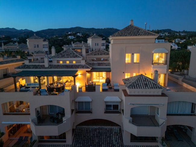 Lyxig Duplex Penthouse i Elviria med Panoramic 360° Terraces och Prime Location