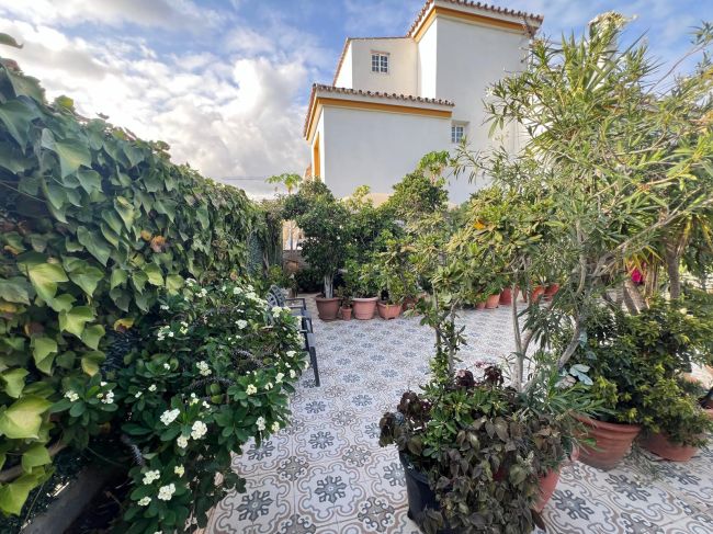 Delvis frittstående hus til salgs i Estepona by