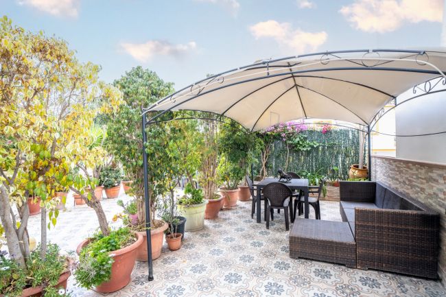 Delvis frittstående hus til salgs i Estepona by