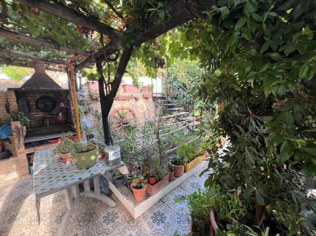 Delvis frittstående hus til salgs i Estepona by