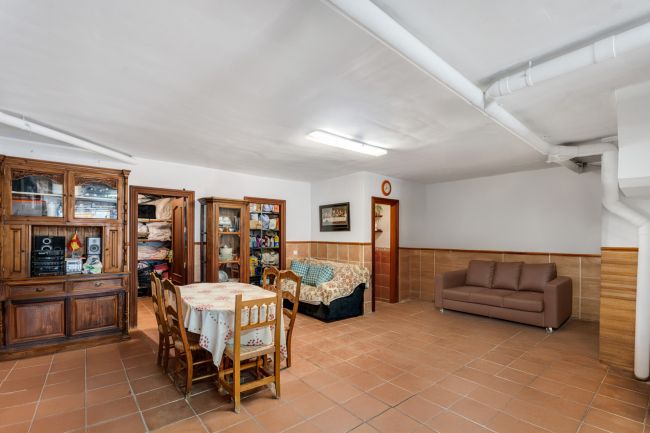 Delvis frittstående hus til salgs i Estepona by