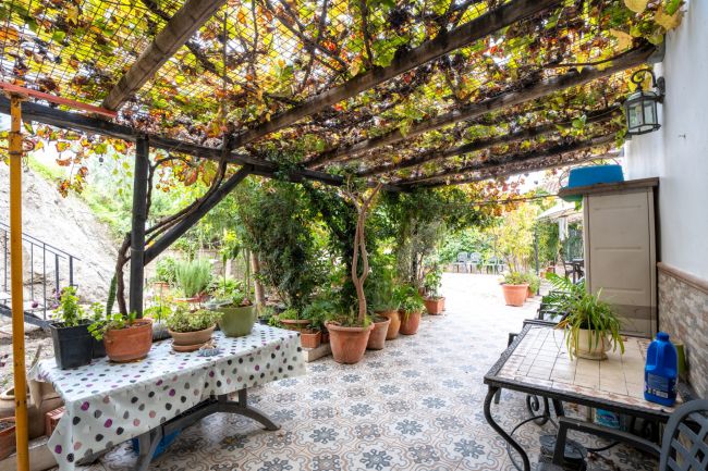 Delvis frittstående hus til salgs i Estepona by