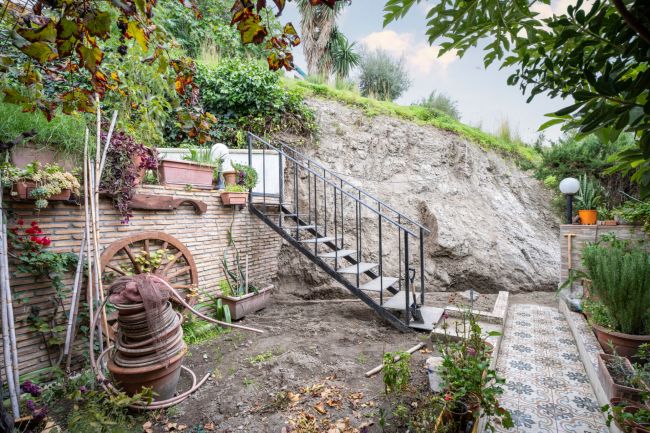 Delvis frittstående hus til salgs i Estepona by