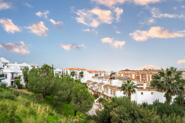 Delvis frittstående hus til salgs i Estepona by