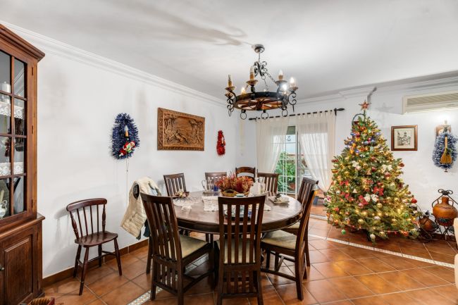 Delvis frittstående hus til salgs i Estepona by