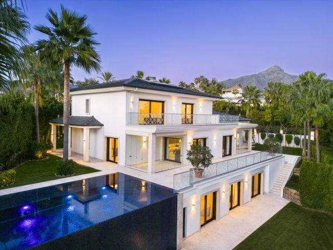 Villa til salgs i Los Naranjos, Nueva Andalucia