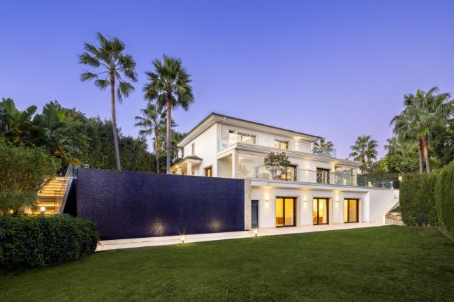 Villa til salgs i Los Naranjos, Nueva Andalucia
