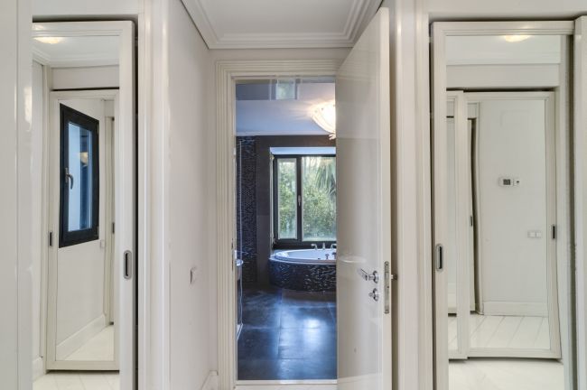 Vidunderlig seks-roms sørvestvendt luksusvilla i Lomas de Magna Marbella på Marbellas Golden Mile