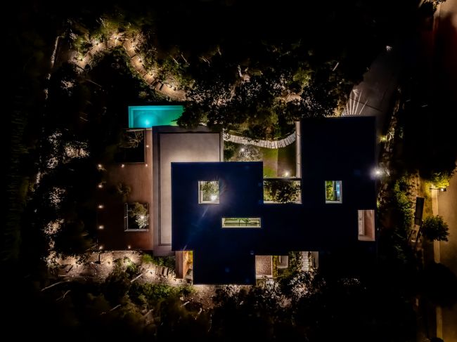 Fantastisk moderne villa med panoramautsikt til sjøen og golf i Sotogrande.