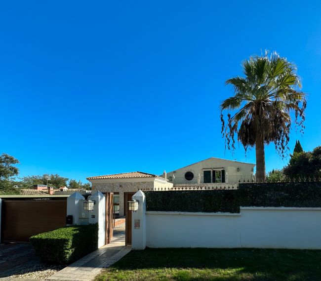 Geräumige Familienvilla in der begehrten C-Zone von Sotogrande zu verkaufen