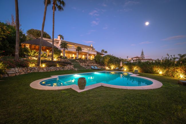 Rymlig villa med havsutsikt nära stranden i Elviria Marbella