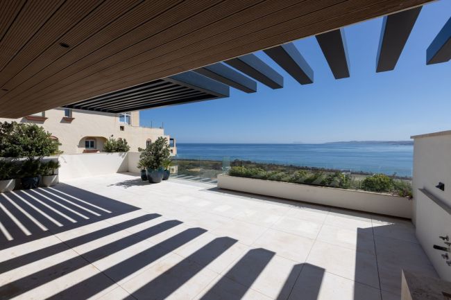 Entdecken Sie das Nonplusultra des Küstenluxus mit diesem atemberaubenden Apartment in einer renommierten Wohnanlage in erster Strandlinie in Estepona.
