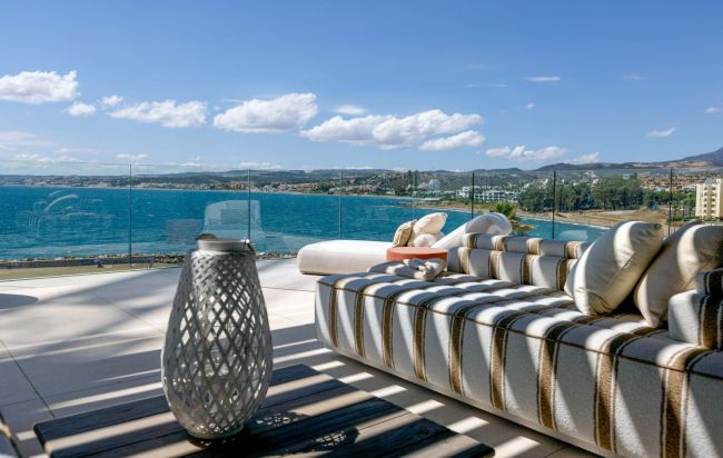 Entdecken Sie das Nonplusultra des Küstenluxus mit diesem atemberaubenden Apartment in einer renommierten Strandresidenz in Estepona.