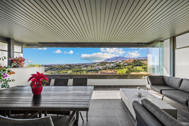 Exclusive apartment for sale with spectacular views in Los Flamingos Golf Resort.
