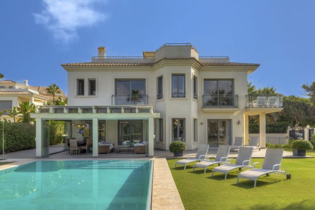 Eksklusiv strandvilla med panoramautsikt i Costabella, Marbella Øst