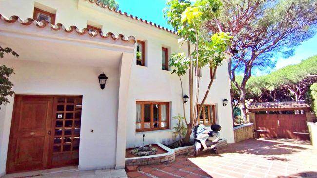 Grand Beachside Villa for renovation in Marbella East