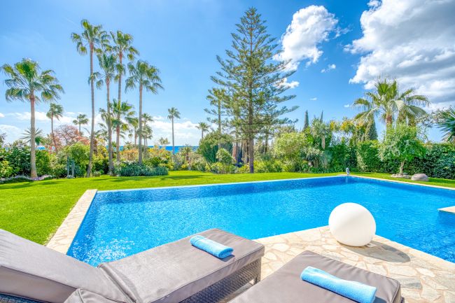 Schöne, Südlage 4-Schlafzimmer Villa in der gesuchten Gegend von Hacienda Las Chapas, Marbella