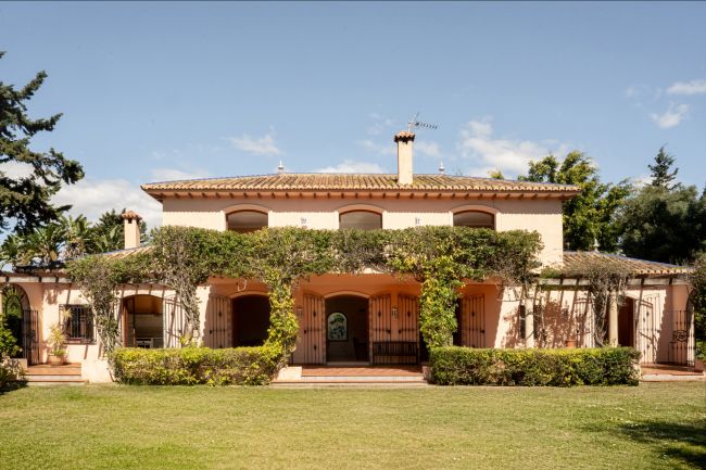 Beachside Villa for sale in Paraiso Barronal, Estepona