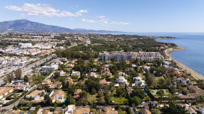 Beachside Villa for sale in Paraiso Barronal, Estepona