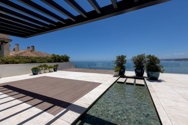 Luxuriöses Duplex-Penthouse in erster Meereslinie in Estepona Puerto