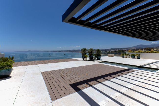 Oppdag epitomet av kystluksuriøs med dette fantastiske Duplex-Penthouse i en prestisjetunge strandutvikling i Estepona